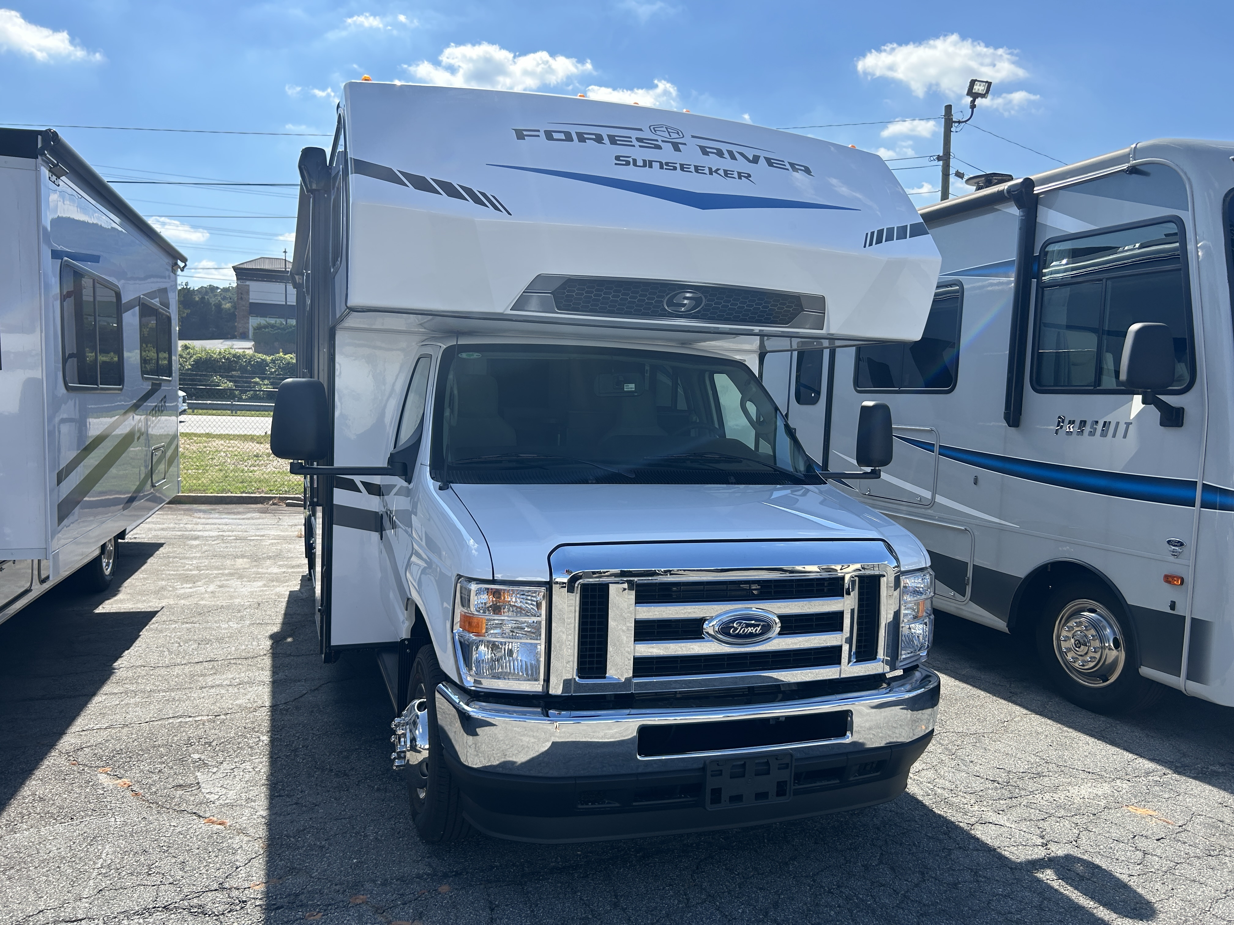 NEW 2025 Forest River SUNSEEKER 2350 LEF